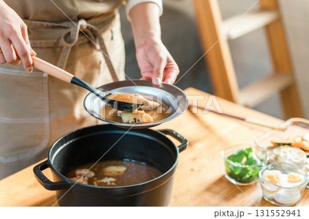 コテージ・バンガローで食事の準備,料理をする母親・ママ・主婦(スープカレー) コテージ・バンガローで食事の準備,料理をする母親・ママ・主婦(スープカレー) 131552941