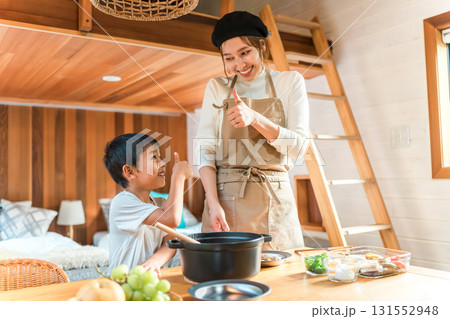 コテージでカレーの盛り付け,食事の支度,料理を親子で楽しむファミリー(家族旅行・グランピング) コテージでカレーの盛り付け,食事の支度,料理を親子で楽しむファミリー(家族旅行・グランピング) 131552948