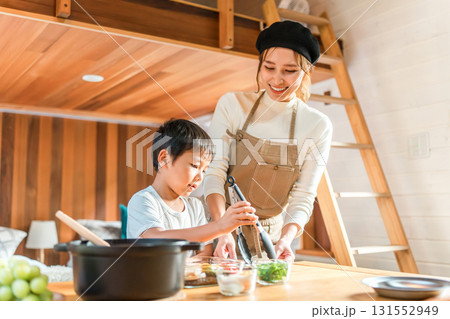 コテージでカレーの盛り付け,食事の支度,料理を親子で楽しむファミリー(家族旅行・グランピング) コテージでカレーの盛り付け,食事の支度,料理を親子で楽しむファミリー(家族旅行・グランピング) 131552949