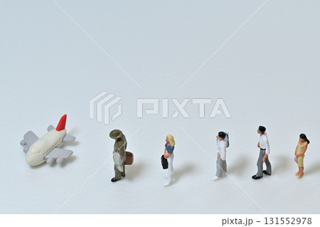 旅行に行く人々海外国内旅行イメージ 131552978