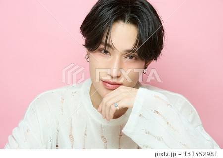 ピンク背景でアジアのキュートな若い男性のポートレート 131552981