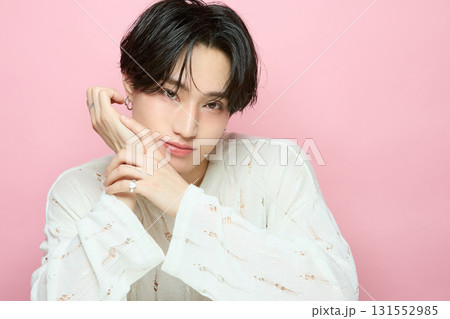 ピンク背景でアジアのキュートな若い男性のポートレート 131552985