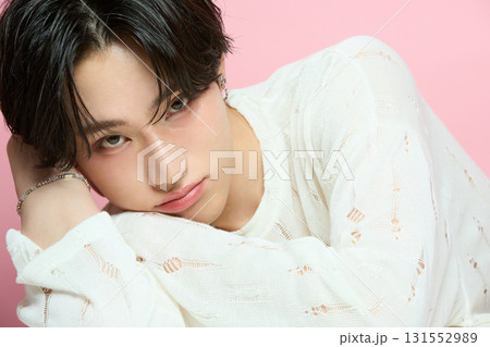 ピンク背景でアジアのキュートな若い男性のポートレート 131552989