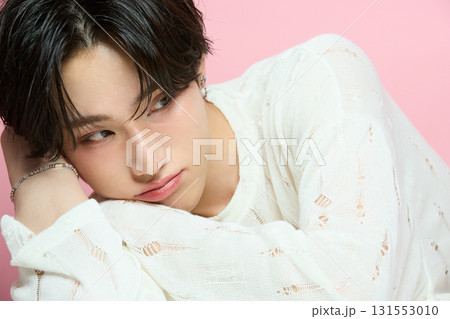 ピンク背景でアジアのキュートな若い男性のポートレート 131553010