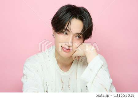 ピンク背景でアジアのキュートな若い男性のポートレート 131553019