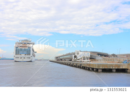 神奈川県横浜市、大さん橋を離岸するダイヤモンドプリンセスの風景 131553021