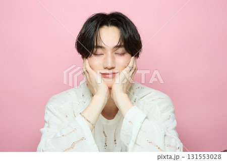 ピンク背景でアジアのキュートな若い男性のポートレート 131553028