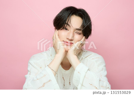 ピンク背景でアジアのキュートな若い男性のポートレート ピンク背景でアジアのキュートな若い男性のポートレート 131553029