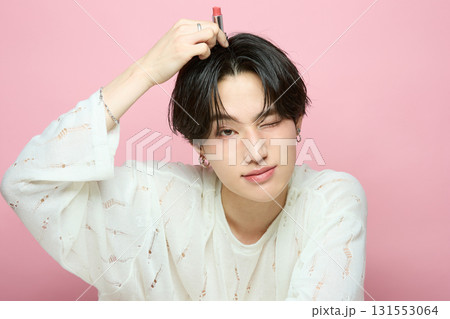 ピンク背景でアジアのキュートな若い男性のポートレート 131553064