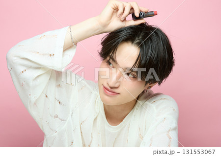 ピンク背景でアジアのキュートな若い男性のポートレート 131553067