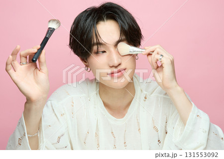 ピンク背景でアジアのキュートな若い男性のポートレート ピンク背景でアジアのキュートな若い男性のポートレート 131553092