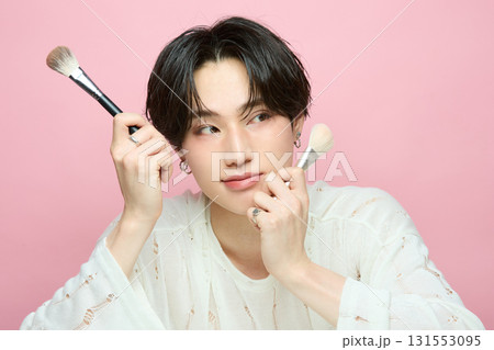 ピンク背景でアジアのキュートな若い男性のポートレート ピンク背景でアジアのキュートな若い男性のポートレート 131553095