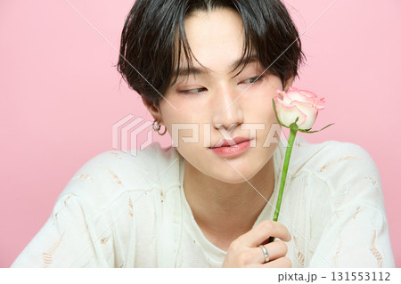 ピンク背景でアジアのキュートな若い男性のポートレート 131553112