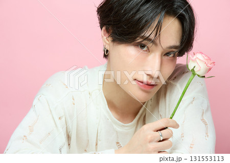ピンク背景でアジアのキュートな若い男性のポートレート ピンク背景でアジアのキュートな若い男性のポートレート 131553113