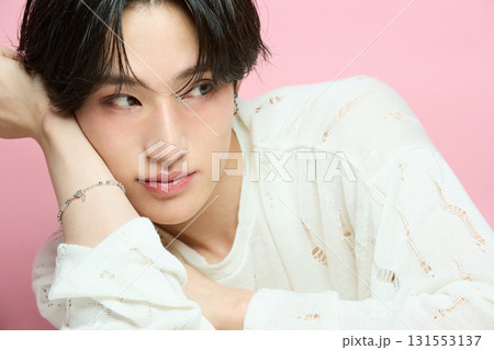ピンク背景でアジアのキュートな若い男性のポートレート 131553137