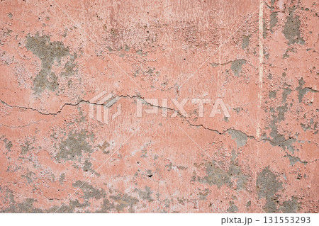 色褪せてヒビの入ったピンク色のコンクリート壁のテクスチャ。幾何学模様の背景素材 色褪せてヒビの入ったピンク色のコンクリート壁のテクスチャ。幾何学模様の背景素材 131553293