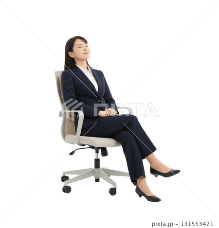 椅子に座るスーツの女性 椅子に座るスーツの女性 131553421