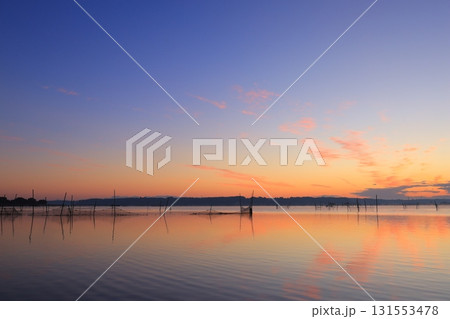 美しい朝焼けの空と湖 美しい朝焼けの空と湖 131553478