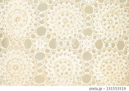 白いレースのカーテンのクローズアップ。幾何学模様の背景素材 131553519