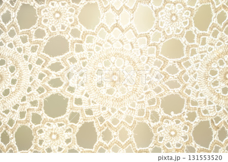 白いレースのカーテンのクローズアップ。幾何学模様の背景素材 131553520