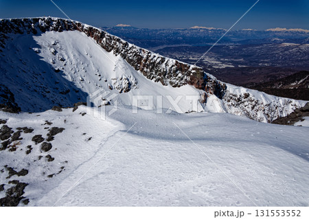 冬の八ヶ岳連峰・硫黄岳の火口壁と御嶽・乗鞍岳・槍穂高連峰 131553552