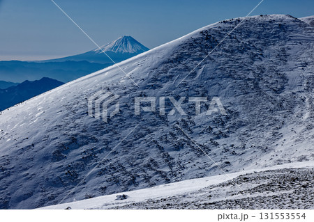 冬の八ヶ岳連峰・硫黄岳から見る富士山 131553554