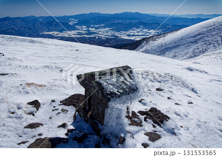 八ヶ岳連峰・硫黄岳の石祠と奥秩父の山並み 131553565