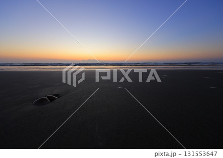 朝日に照らされる海岸 朝日に照らされる海岸 131553647