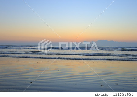 朝日に照らされる海岸 朝日に照らされる海岸 131553650