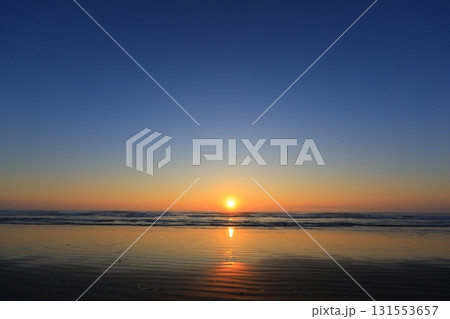 朝日に照らされる海岸 131553657