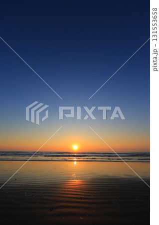 朝日に照らされる海岸 131553658