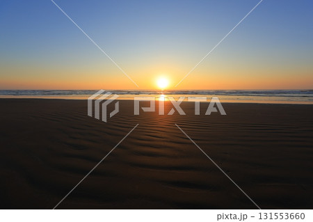 朝日に照らされる海岸 131553660