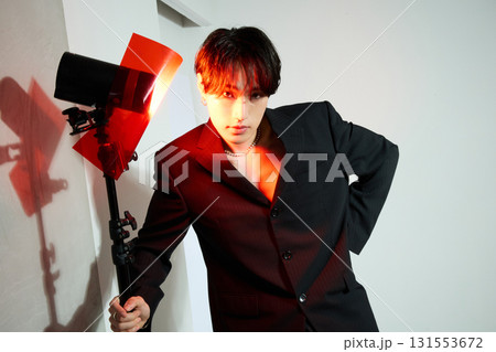 メイクをしたクールなアジアの若い男性のポートレート 131553672