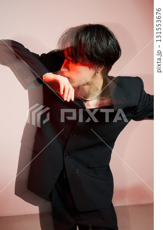 メイクをしたクールなアジアの若い男性のポートレート 131553676