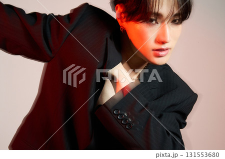 メイクをしたクールなアジアの若い男性のポートレート 131553680