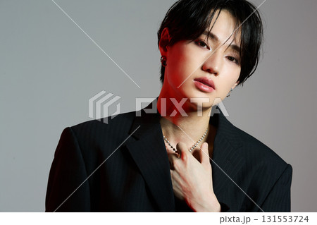 メイクをしたクールなアジアの若い男性のポートレート メイクをしたクールなアジアの若い男性のポートレート 131553724