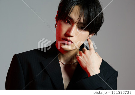 メイクをしたクールなアジアの若い男性のポートレート 131553725