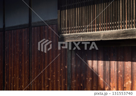 焼杉の板壁と格子の目隠し。伝統的な日本建築の背景用素材 焼杉の板壁と格子の目隠し。伝統的な日本建築の背景用素材 131553740