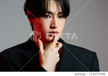 メイクをしたクールなアジアの若い男性のポートレート メイクをしたクールなアジアの若い男性のポートレート 131553786