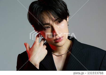 メイクをしたクールなアジアの若い男性のポートレート メイクをしたクールなアジアの若い男性のポートレート 131553788