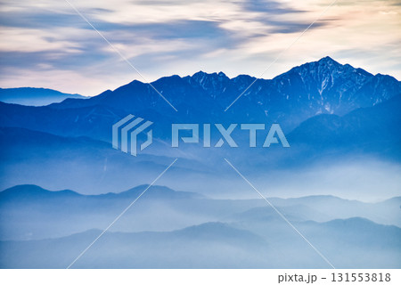 冬の木曽駒ヶ岳より甲斐駒ケ岳、鋸岳方面を望む 131553818