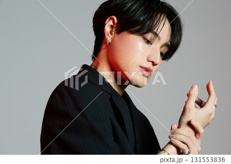 メイクをしたクールなアジアの若い男性のポートレート メイクをしたクールなアジアの若い男性のポートレート 131553836