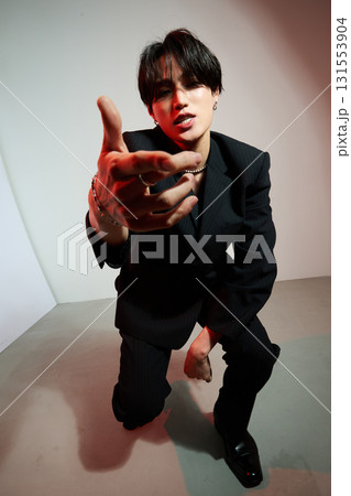 メイクをしたクールなアジアの若い男性のポートレート メイクをしたクールなアジアの若い男性のポートレート 131553904