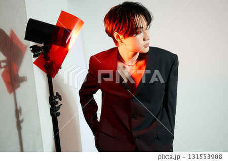 メイクをしたクールなアジアの若い男性のポートレート 131553908