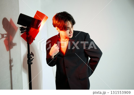 メイクをしたクールなアジアの若い男性のポートレート メイクをしたクールなアジアの若い男性のポートレート 131553909