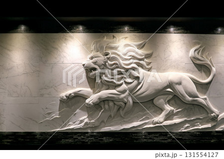 壁に彫られたライオンの立体壁画 131554127