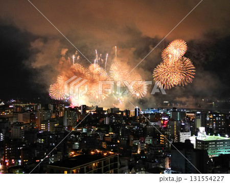 鹿児島の夜空を彩る錦江湾サマーナイト花火大会の空撮 131554227