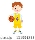 黄色いユニフォームを着たバスケットボールを持つ男の子 131554233
