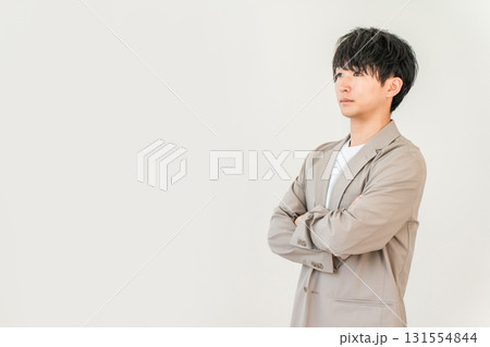腕組みするジャケット姿の若いアジア人ビジネスマン 131554844