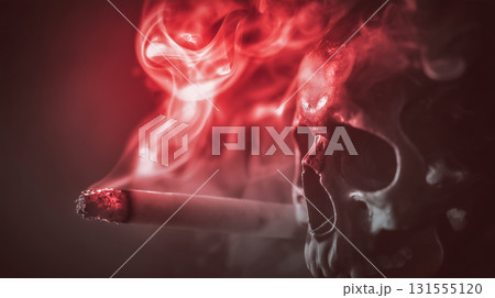 喫煙と死を象徴する煙の中の骸骨 131555120
